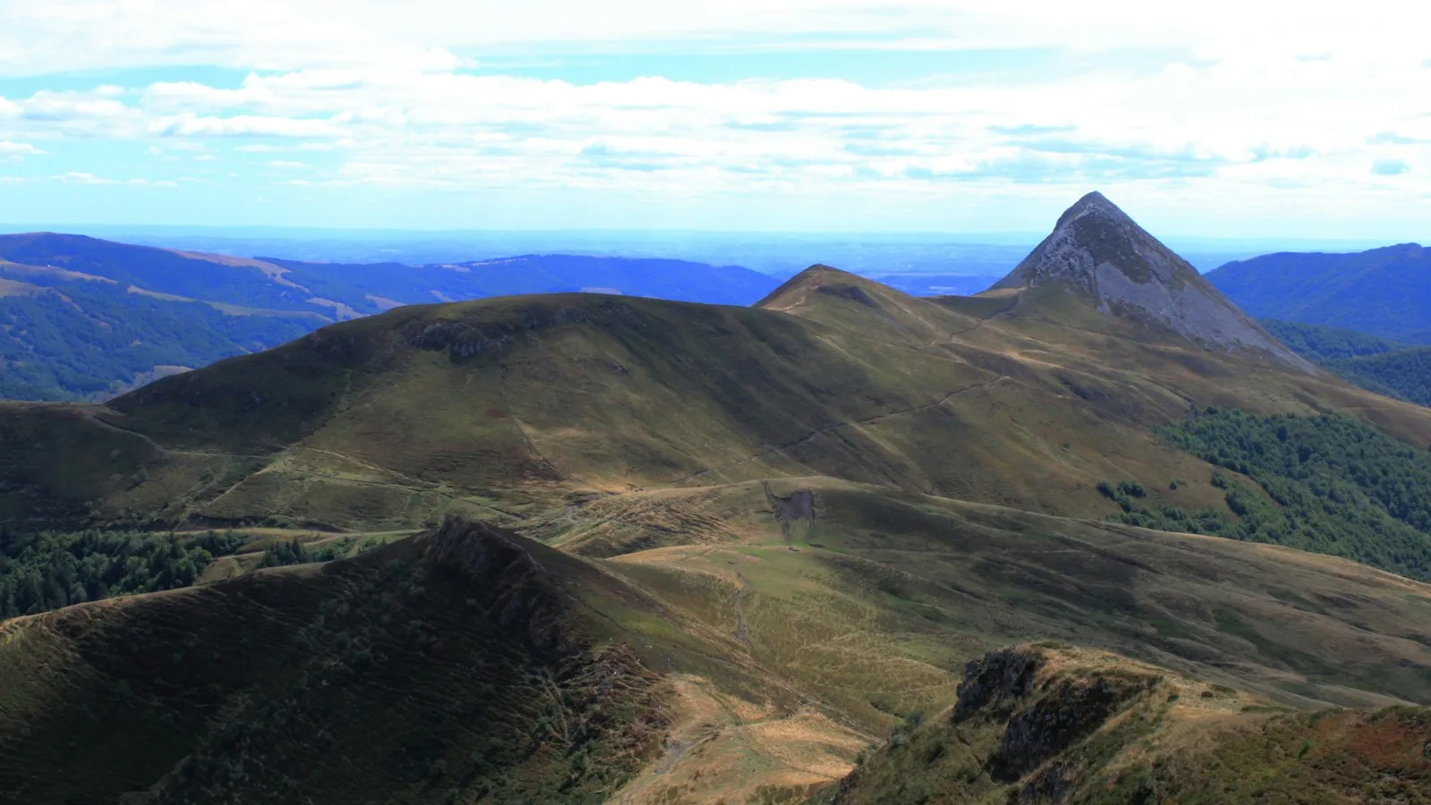 Vue aérienne d'un paysage volcanique d'Auvergne